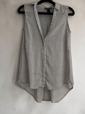 🤩 H&M Sleeveless Button Up Blouse - size 2